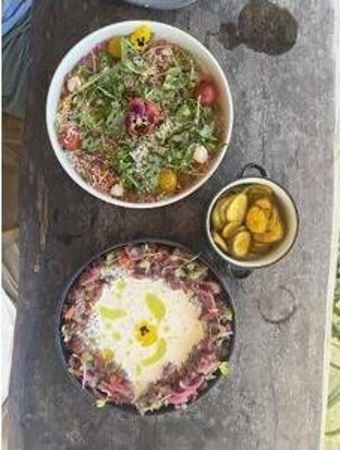 Rice bowls servidos sobre piedra