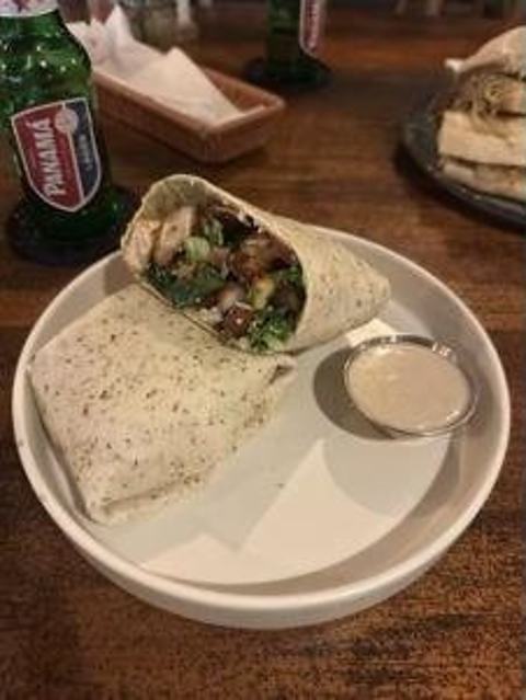 Burrito servido con salsa de la casa y cerveza fría