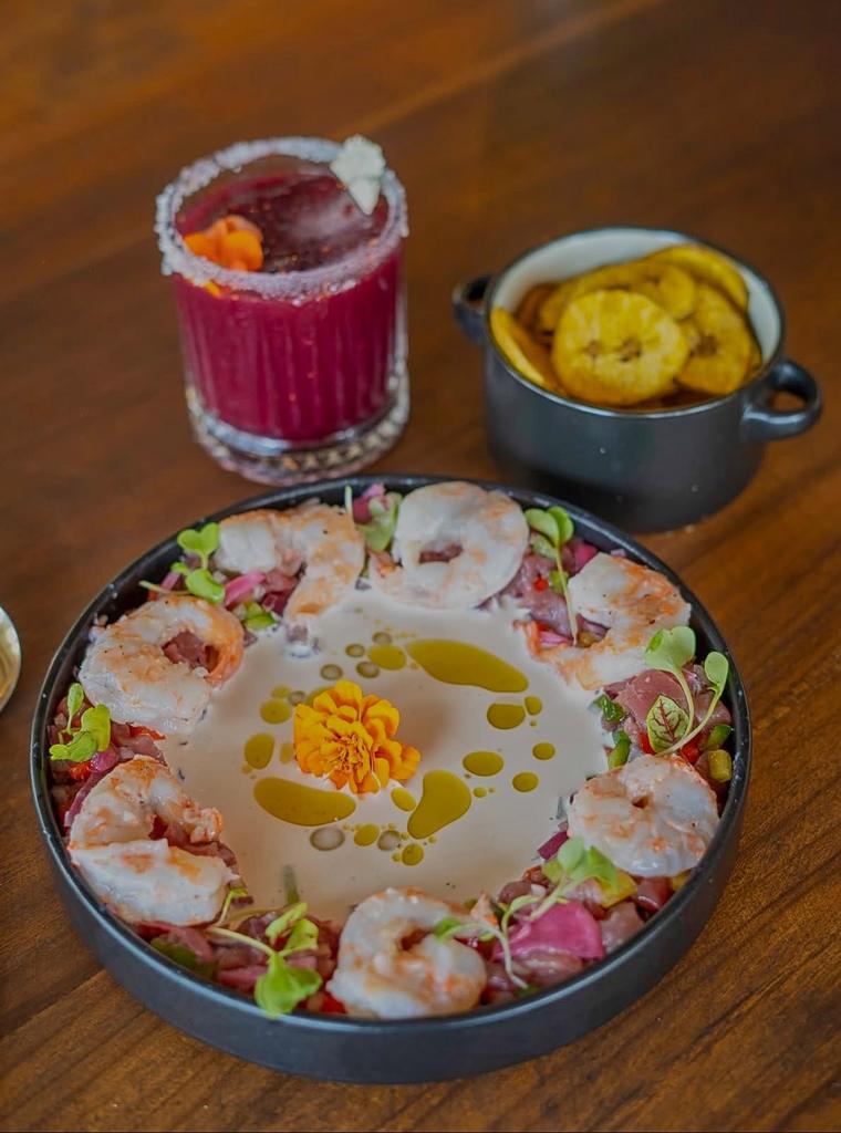Ceviche con camarones y patacones