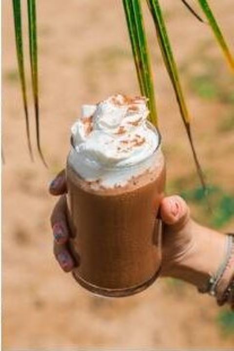 Frozen de chocolate con crema servido en vaso alto