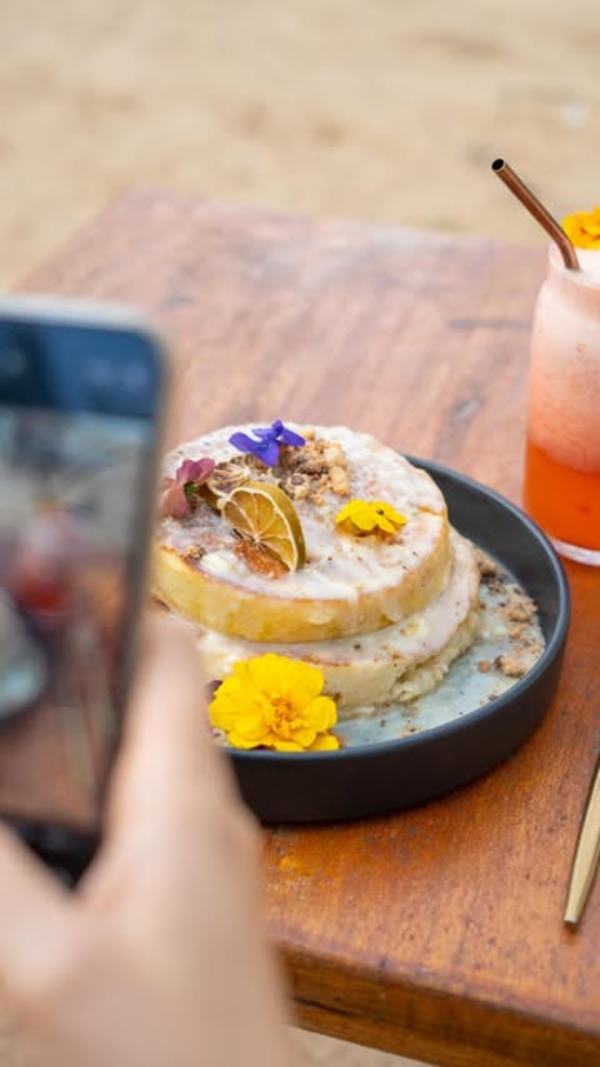 Pancakes de limón con flores comestibles