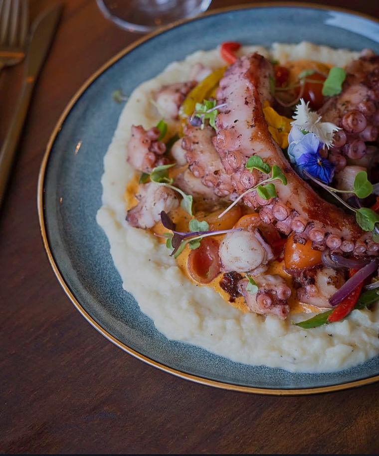 Pulpo a la parrilla sobre puré