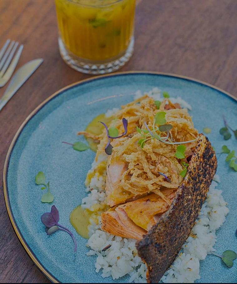 Salmón con arroz de coco