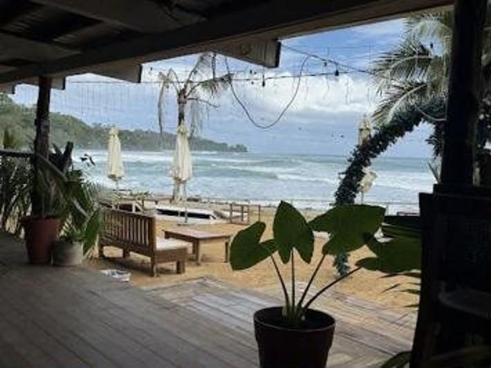 Terraza de madera de Ohana abierta hacia el mar